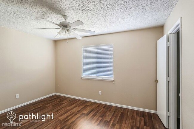 Building Photo - 3 br, 2.5 bath House - 1405 Knottingham Dr...