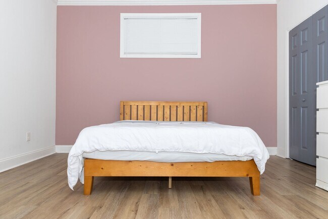 Building Photo - Spacious 4/3.5 w/ Master on Main and Fully...