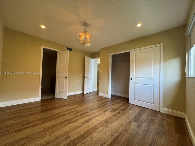 Building Photo - 2745 W 60th Pl