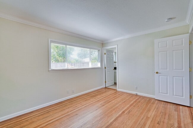 Building Photo - Charming & Refreshed Well-Maintained 4 Bed...