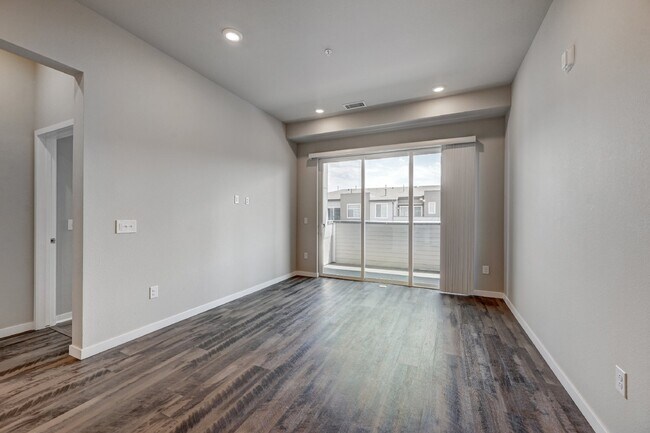 Building Photo - $2,000- 2 Bed, 2 Bath Condo in Littleton with AC and In Unit Laundry!