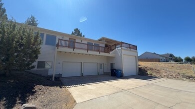 Building Photo - 3405 SW Hillcrest Dr