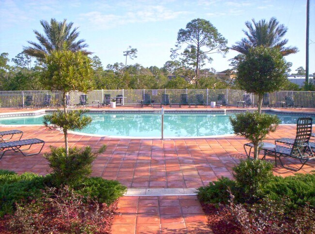 Building Photo - Updated 2BR/1BA Florida Club Condo! Available Soon!