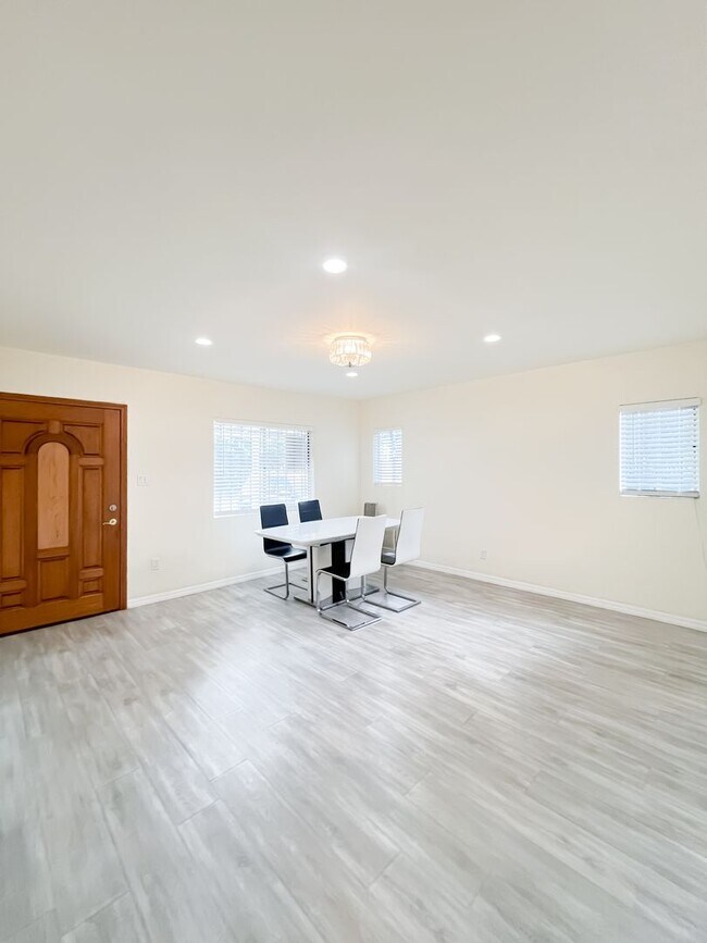 Building Photo - 807 Wilton Pl