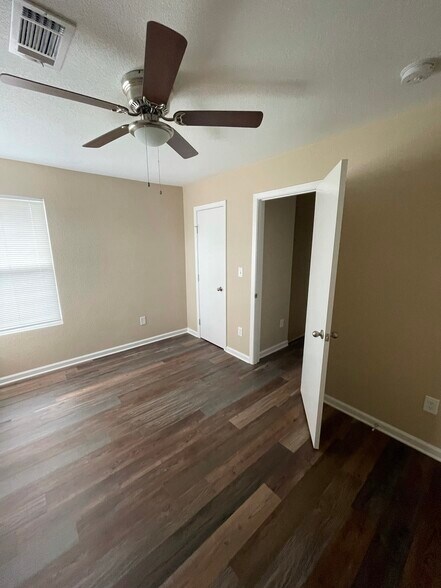 Building Photo - 410 Parkhill Cove