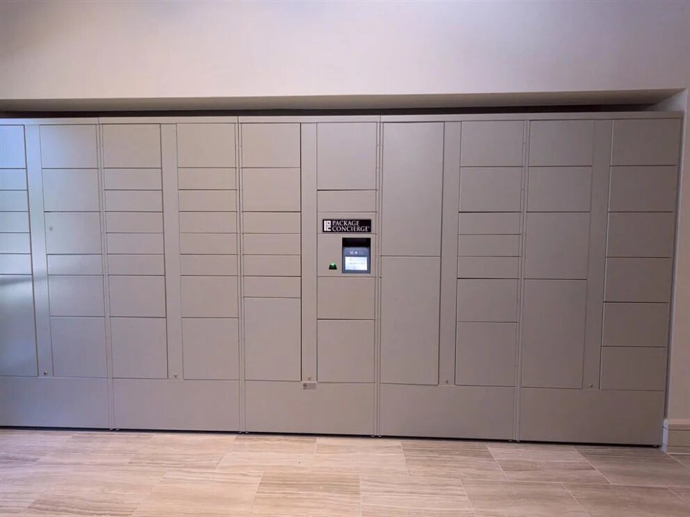 Building Photo - 20290 Park Lake View Dr