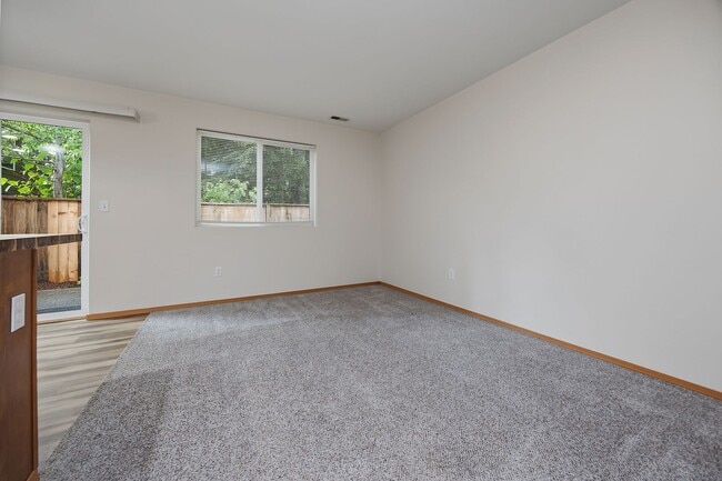 Building Photo - 3 bedroom 2.5 bath