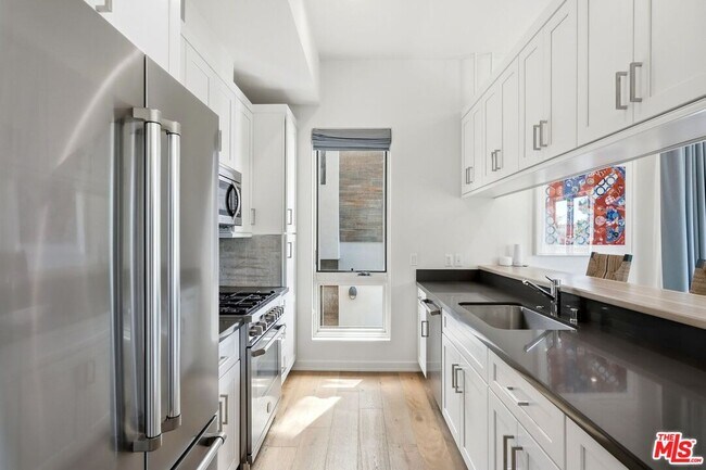 Building Photo - 1041 N Spaulding Ave