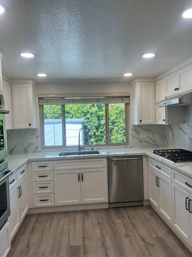Building Photo - 142 Hillview Dr
