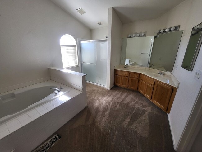 Building Photo - 323 Stillwater Dr