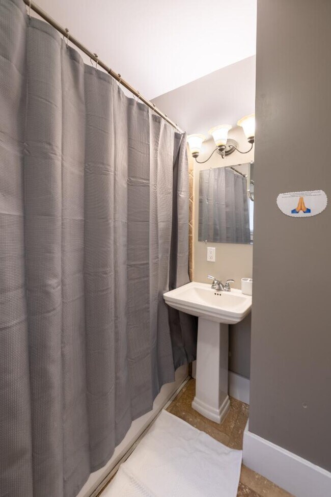 Building Photo - 902 Marquette Ave NW