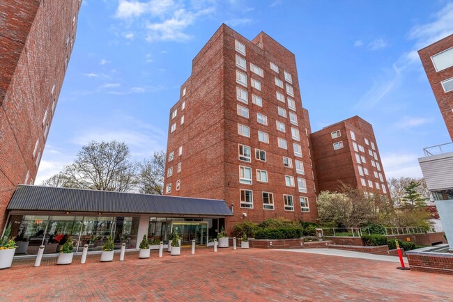 Building Photo - 975 Memorial Dr