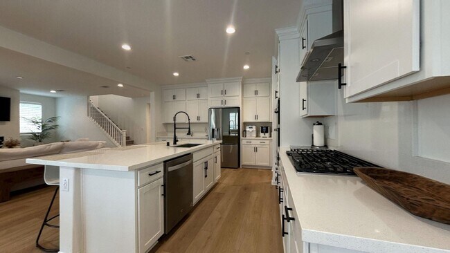Building Photo - HUGE PRICE REDUCTION!! Gorgeous 6 Bedroom ...