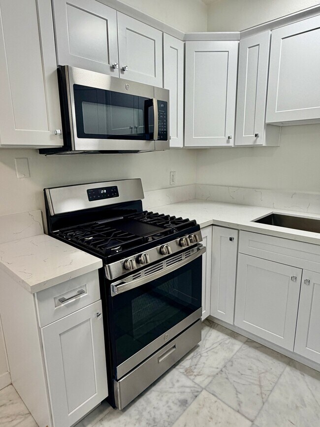 Building Photo - 1595 E Chevy Chase Dr