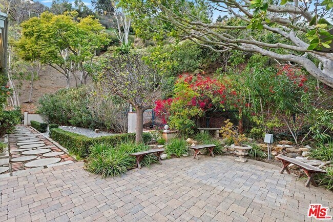 Building Photo - 10216 Cielo Dr