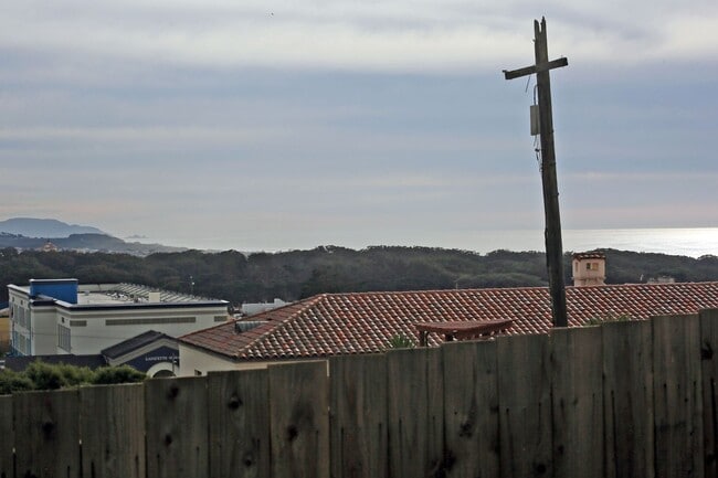 Building Photo - OPEN HOUSE: Tuesday (1/13) 6:40pm-7:00pm. Contemporary 2BR/1BA in the Outer Richmond, Yard, Laund...