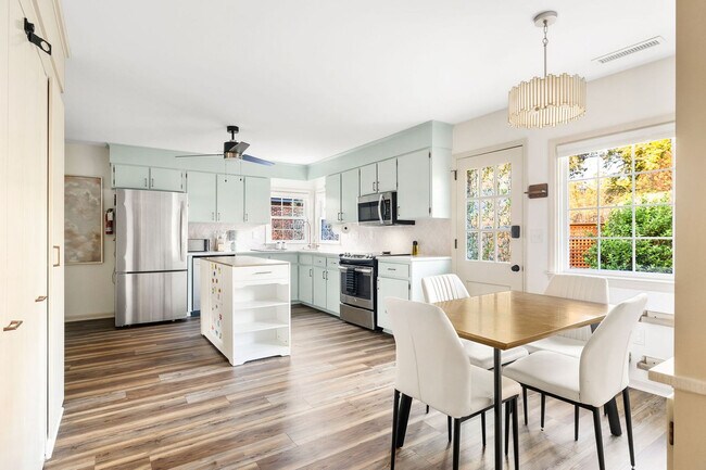 Building Photo - 1790 Wilshire Dr