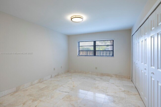 Building Photo - 2733 SW 31st Pl