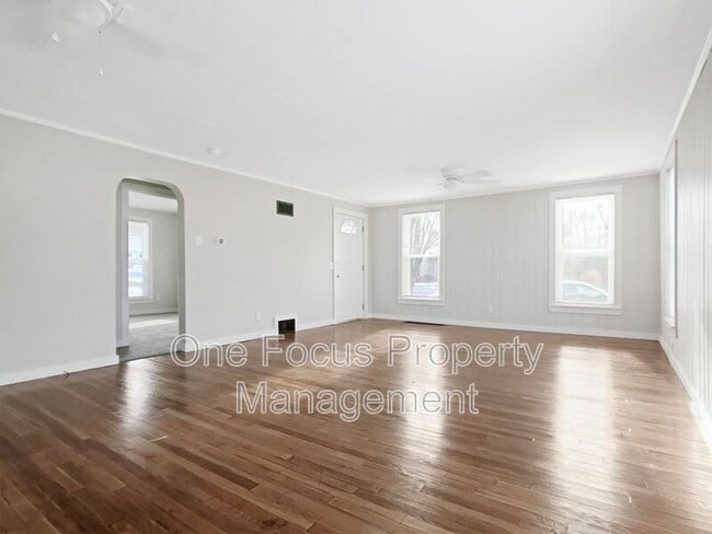 Building Photo - 327 Elm St