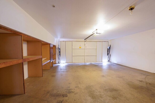 Building Photo - >>> THREE BEDROOM + THREE BATHS TOWNHOUSE ...