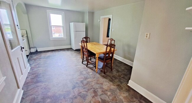 Building Photo - 3 Bed / 1 Bath Single Family Home