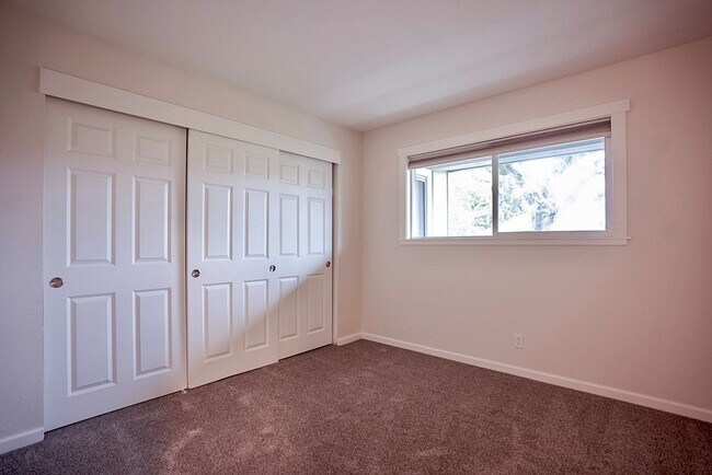 Building Photo - Laurel, 1130-1136 *