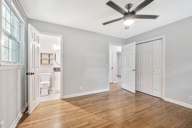 Building Photo - 213 Ivy Dr