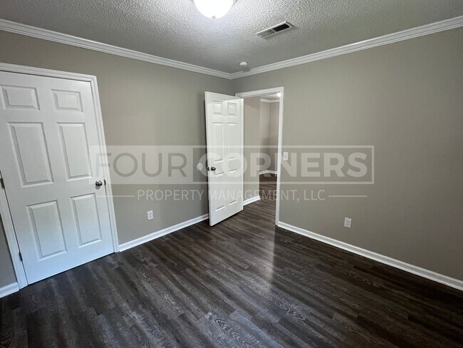 Building Photo - Lovely 2 Bedroom 1 Bath Apartment