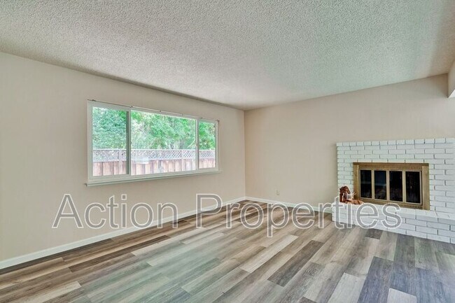 Building Photo - 67 Holbrook Ln