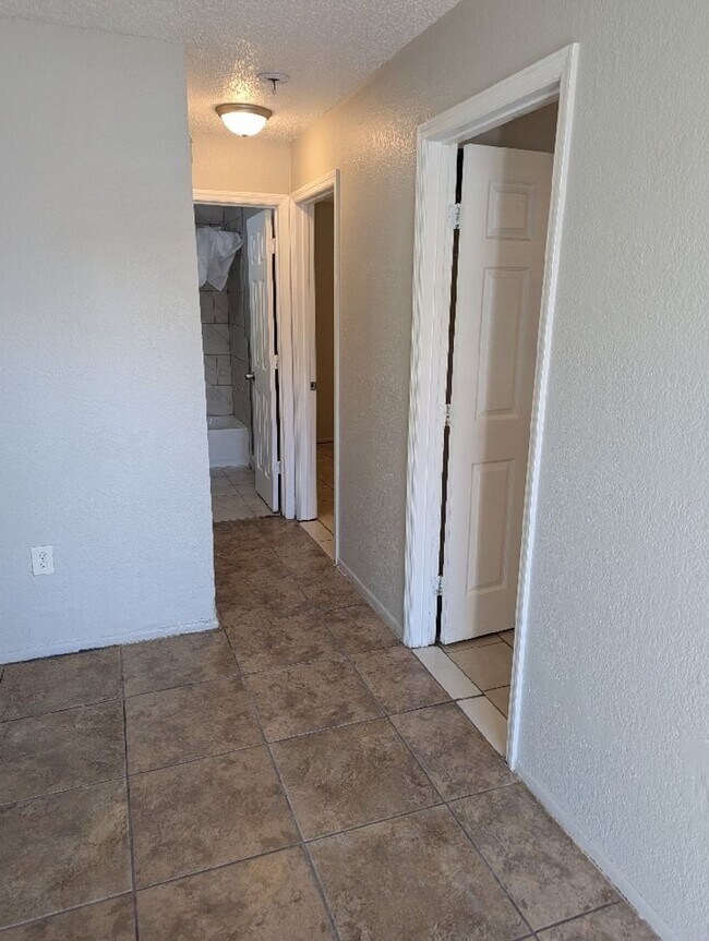 Building Photo - Lovely 3 bed 2 bath duplex