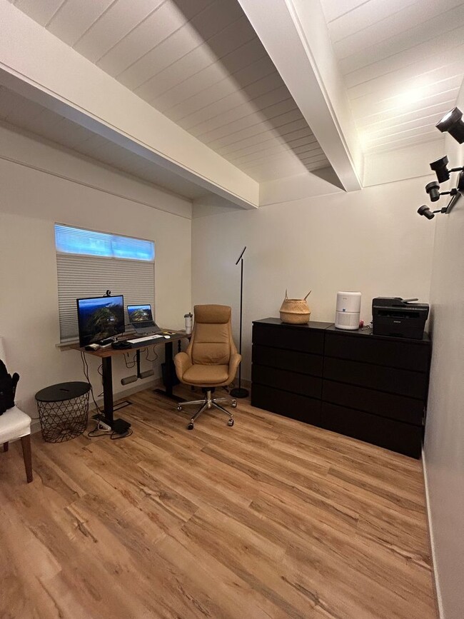 Building Photo - Fully Furnished, Beautifully Remodeled Cha...