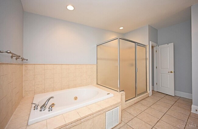Building Photo - 208 Oak St