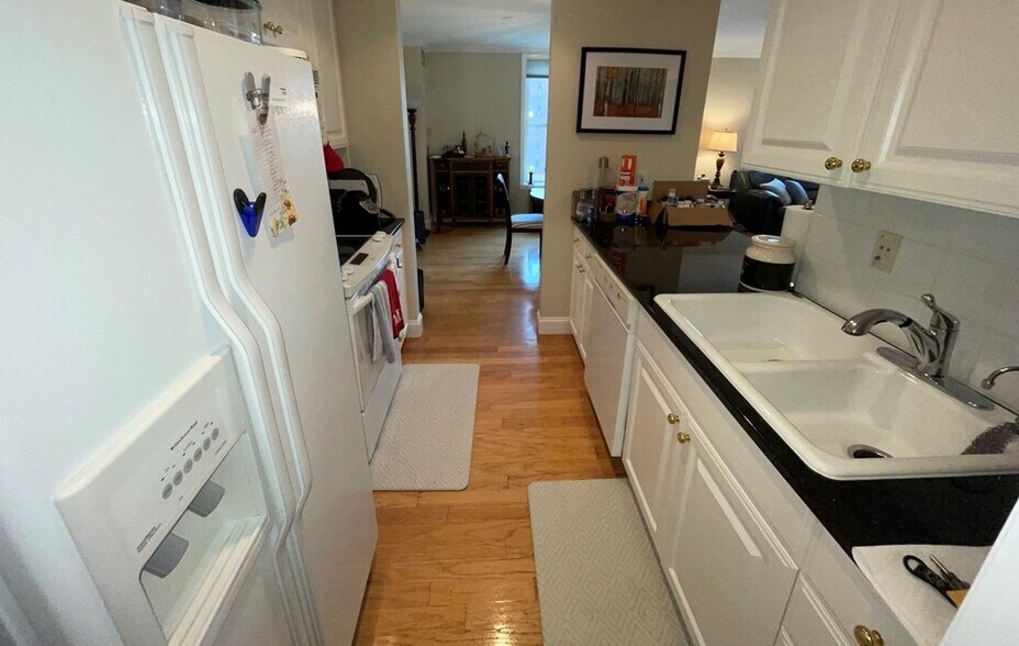 Building Photo - 73 Chelsea St