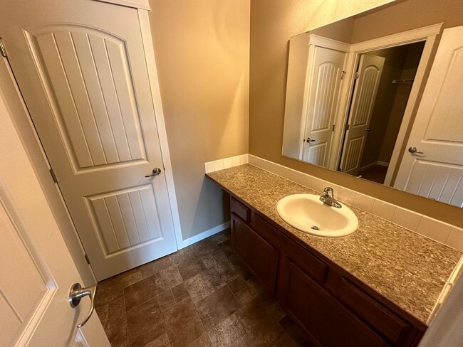 Building Photo - 1415 Grindstone Dr SE