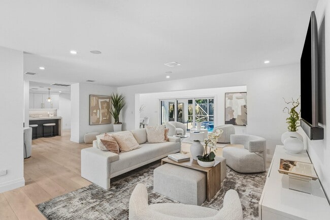 Building Photo - 735 NE 6th St