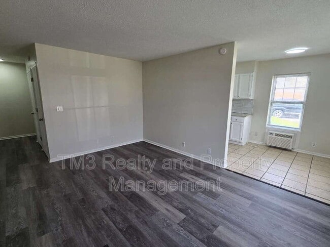 Building Photo - 1602 E Kansas City Rd