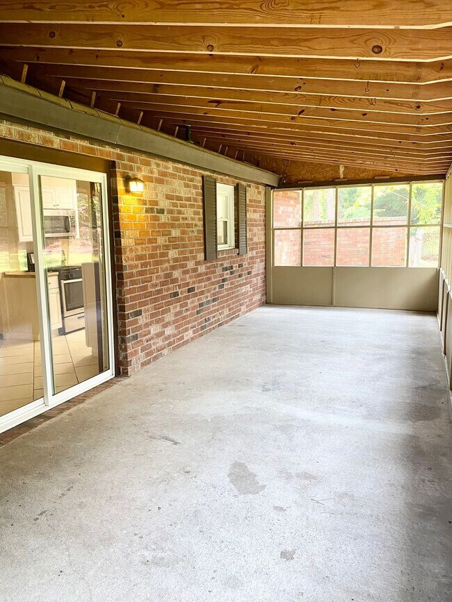 Building Photo - Available Now *Whitfield Park* 3BR/2BA home with Fenced backyard- Good schools!