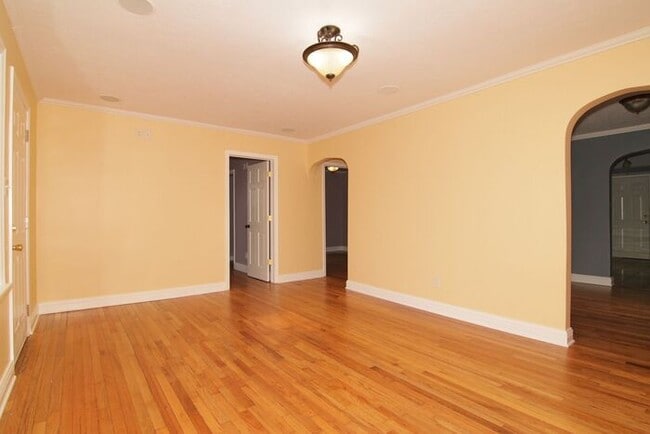 Building Photo - Sweet 3 Bedroom Home Close to Speedway