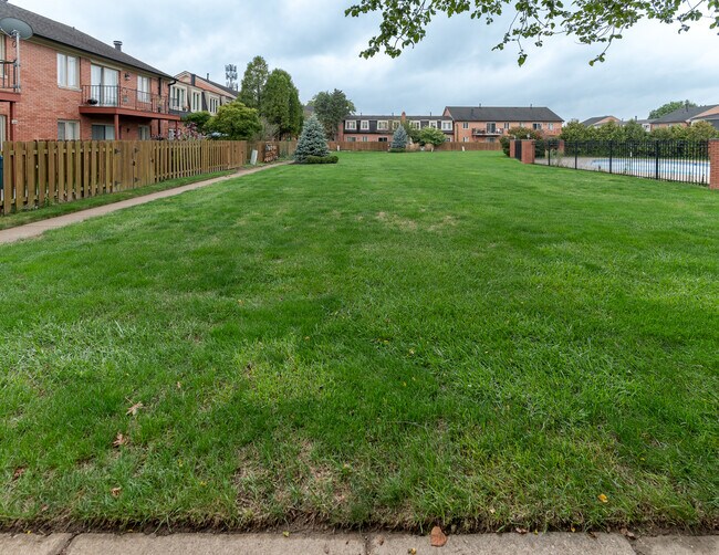 Great private open area with just a few steps to the swimming pool and clubhouse! - 8508 Canterbury Sq E