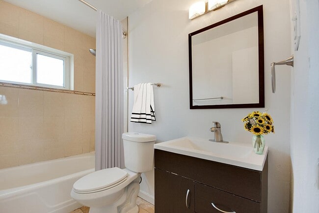 Building Photo - La Roma