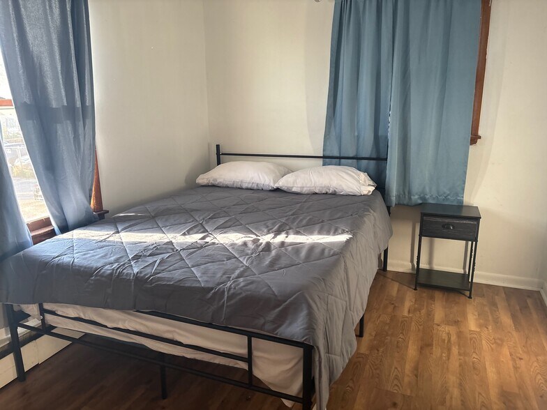 Building Photo - 1902 W Broadway