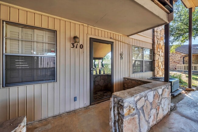 Building Photo - 1206 Hi Stirrup