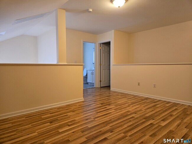 Building Photo - 511 Elm St
