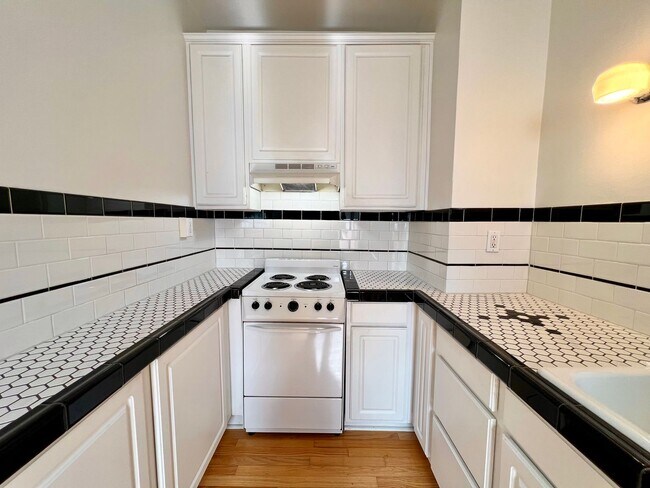 Building Photo - Historic Studio with Murphy Bed, Storage & Prime Alphabet District Location!