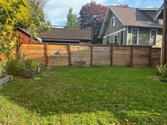 Building Photo - 2 BD / 1 BA Main level unit in 1913 Roosev...