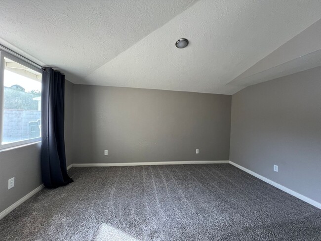 Building Photo - Beautifully remodeled 2 Bedroom 2 Bathroom...