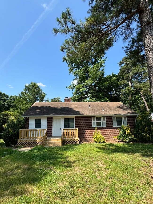 Primary Photo - Cozy 4 bed 1.5 bath Ranch House in Petersburg