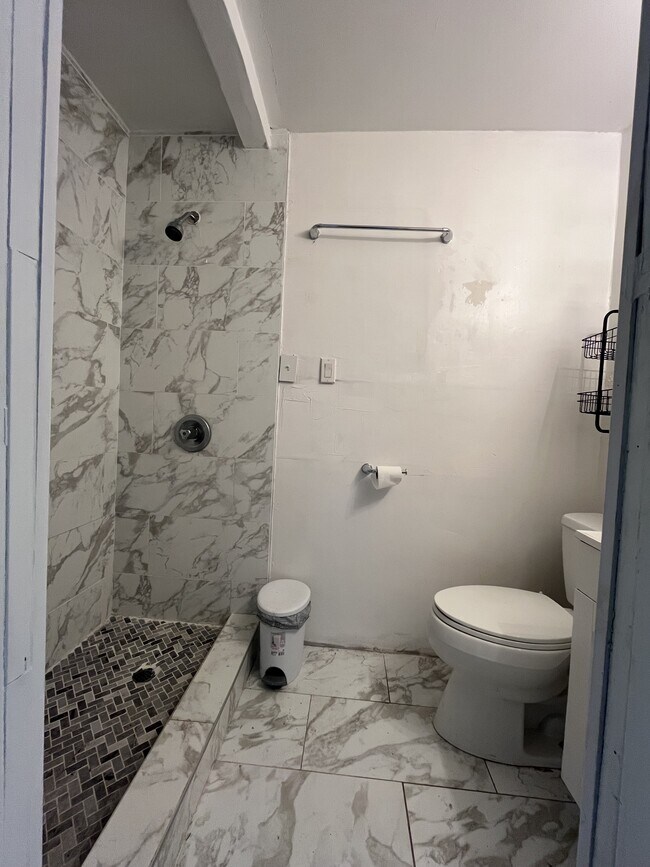 Building Photo - 1109 NE 5th Pl