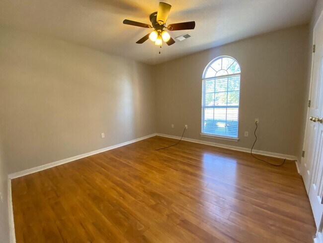 Building Photo - 3 bed, 2 bath house with fresh paint, appliances in Southaven