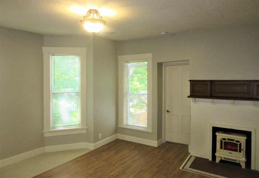 Building Photo - 307 W Columbia Ave